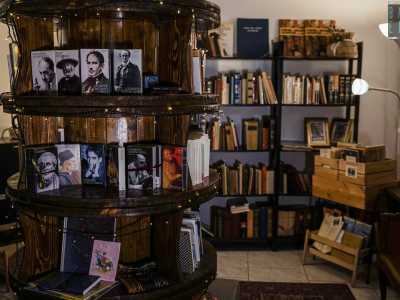 Girandoci attorno notiamo raccolte di grandi scrittori che spaziano da Omero e Ovidio, sino ad arrivare a Baudelaire e D�Annunzio